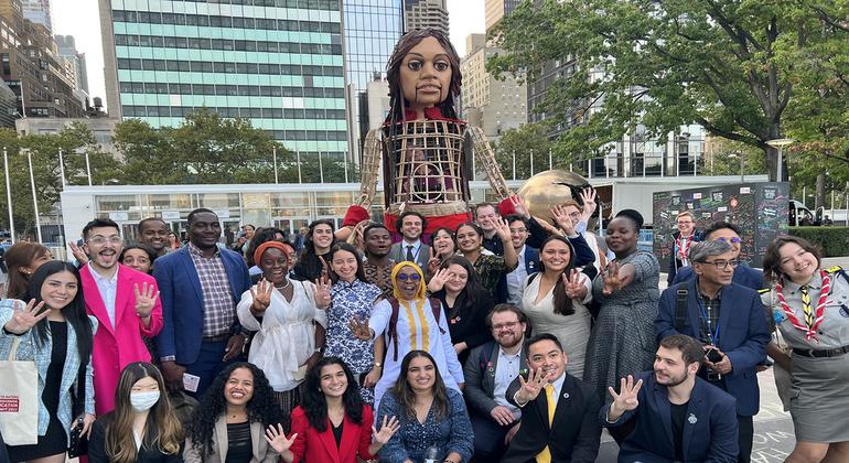 أمل الصغيرة في صورة تذكارية مع بعض المشاركات والمشاركين في قمة تحويل التعليم التي عقدت في مقر الأمم المتحدة في نيويورك.